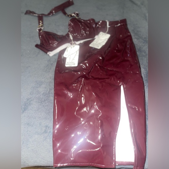 Two pieces. burgundy top and skirt from the Oh Polly brand - Picture 2 of 4